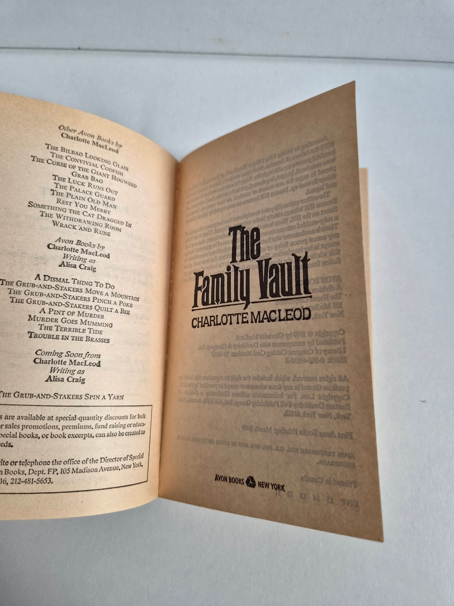 The Family Vault by Charlotte Macleod (1980)